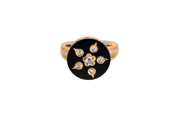 Bague 43 Bague de petit doigt ciselée en or jaune 18k, onyx et diamants 58 Facettes 3846