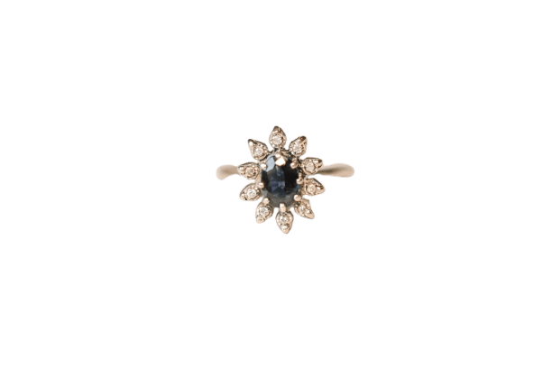 Bague 56.5 Bague marguerite en or blanc et saphir, entourage de diamants 58 Facettes 3746