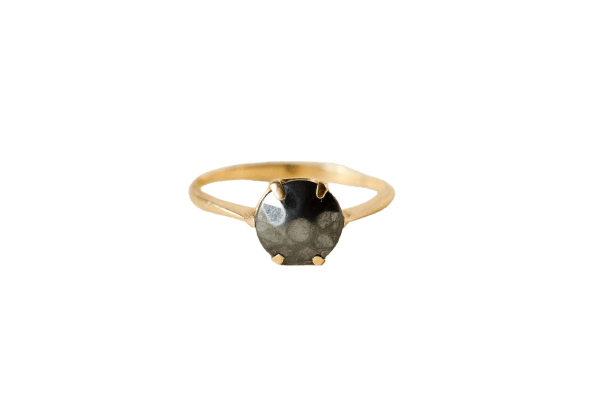 Bague 52 Bague sertie griffes en or jaune 18 carats et hématite 58 Facettes 3611