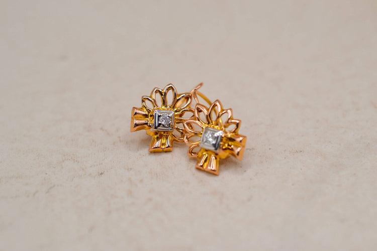 Boucles d'oreilles Dormeuses florales en or jaune 18 carats et diamants 58 Facettes 3817