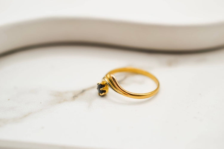 Bague 55 Bague décor ailé en or jaune 18k et saphir 58 Facettes 3804