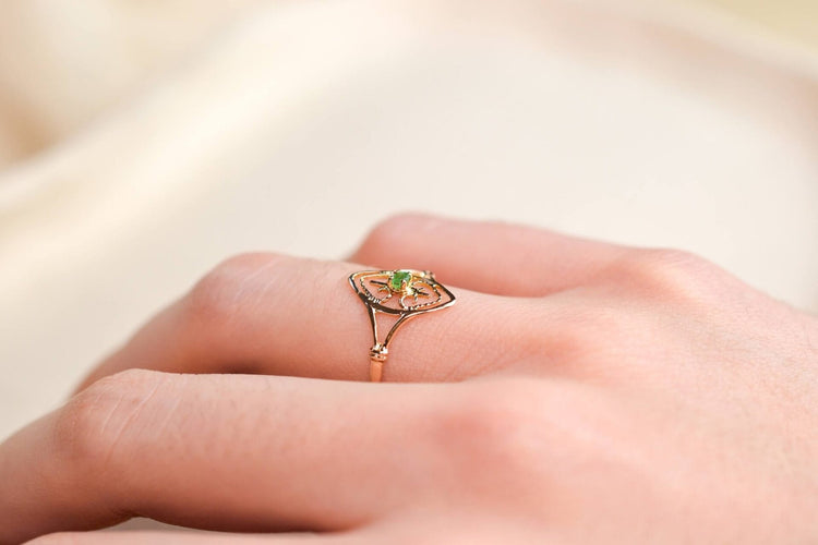 Bague 54 Bague navette ajourée en or jaune et émeraude 58 Facettes 3753