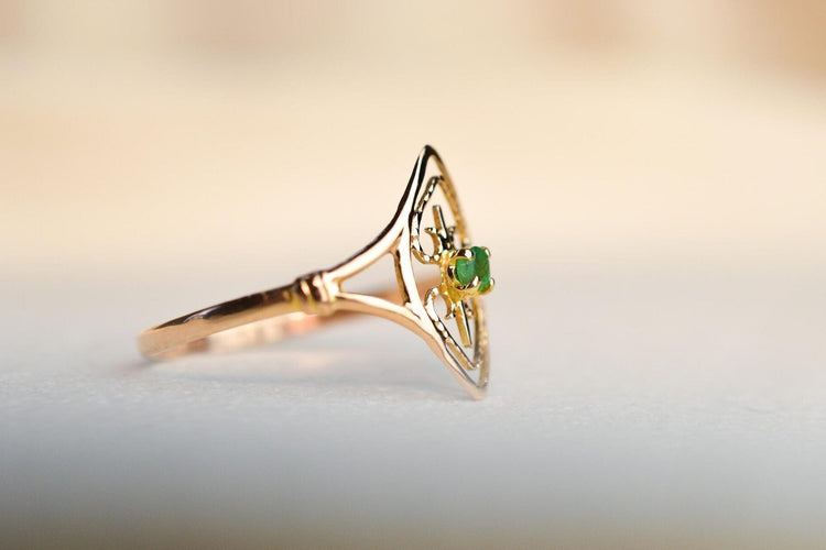 Bague 54 Bague navette ajourée en or jaune et émeraude 58 Facettes 3753