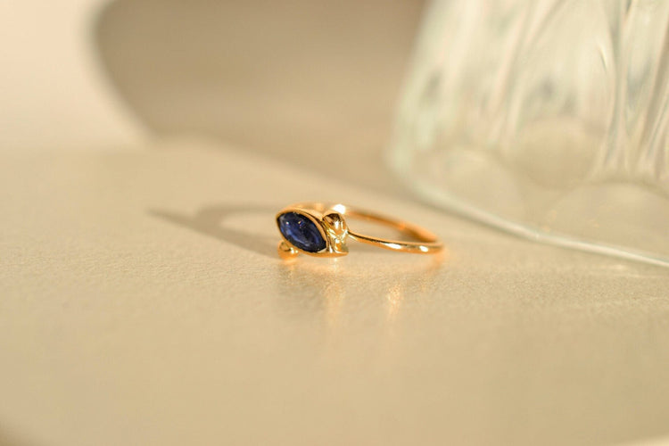 Bague 50 Bague taille navette en or jaune 18 carats et saphir 58 Facettes 3779