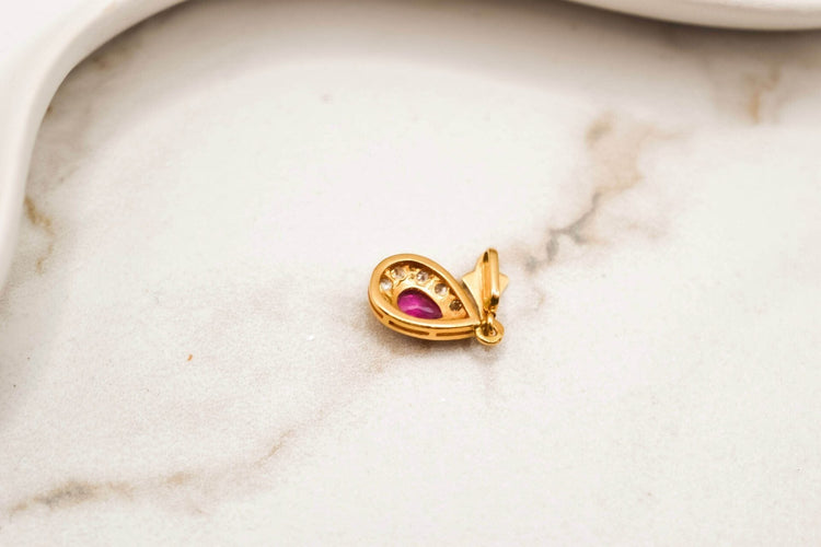 Pendentif Pendentif fleur de lys en or jaune 18k, rubis et diamants 58 Facettes 3842