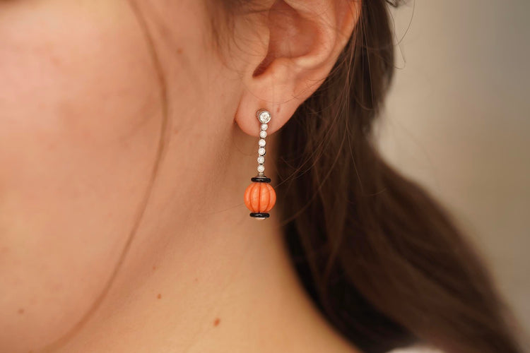 Boucles d'oreilles Boucles d’oreilles en or blanc 18k avec corail, onyx et diamants 58 Facettes 24713