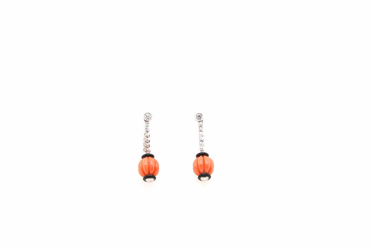 Boucles d'oreilles Boucles d’oreilles en or blanc 18k avec corail, onyx et diamants 58 Facettes 24713