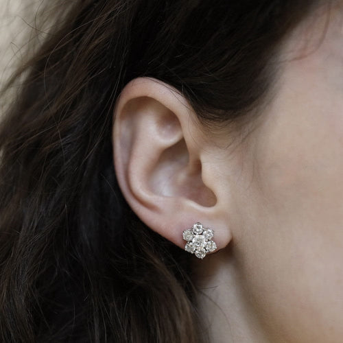 Boucles d'oreilles Boucles d'oreilles fleur en or gris 18K avec 2,60 ct de diamants 58 Facettes fb10684