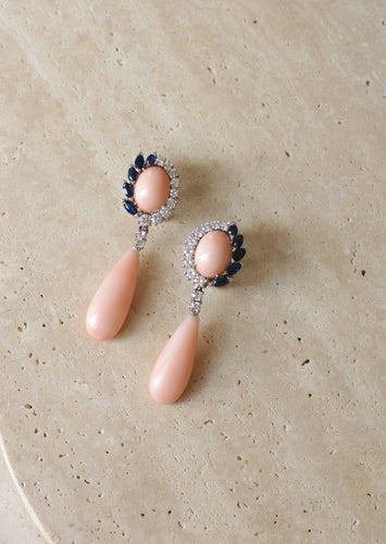 Boucles d'oreilles Boucles d'oreilles pendantes corail peau d'ange en or blanc et saphirs, diamants 58 Facettes