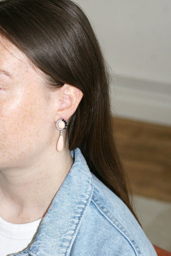 Boucles d'oreilles Boucles d'oreilles pendantes corail peau d'ange en or blanc et saphirs, diamants 58 Facettes