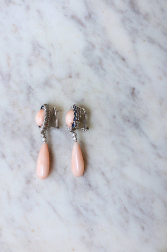Boucles d'oreilles Boucles d'oreilles pendantes corail peau d'ange en or blanc et saphirs, diamants 58 Facettes
