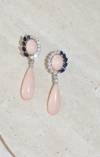 Boucles d'oreilles Boucles d'oreilles pendantes corail peau d'ange en or blanc et saphirs, diamants 58 Facettes