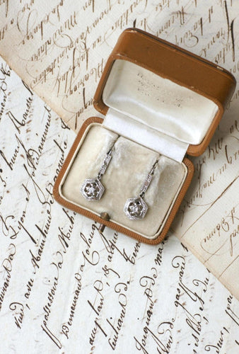 Boucles d'oreilles Boucles d'oreilles pendantes Art Déco en or blanc 18kt et platine, diamants 58 Facettes