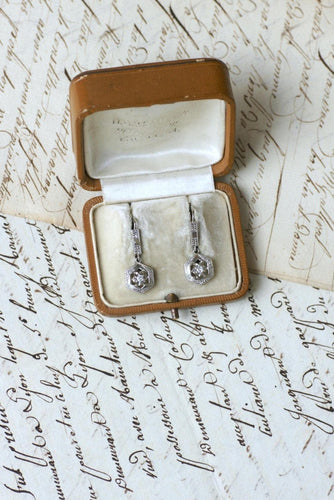 Boucles d'oreilles Boucles d'oreilles pendantes Art Déco en or blanc 18kt et platine, diamants 58 Facettes