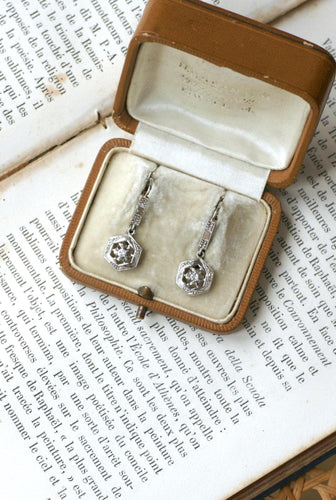 Boucles d'oreilles Boucles d'oreilles pendantes Art Déco en or blanc 18kt et platine, diamants 58 Facettes