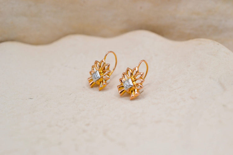 Boucles d'oreilles Dormeuses florales en or jaune 18 carats et diamants 58 Facettes 3817