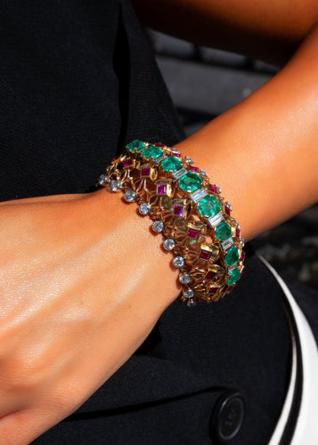 Bracelet Bracelet rétro 1940 en or jaune 18 ct avec émeraudes, diamants et rubis 58 Facettes 62800060