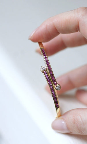 Bracelet Bracelet jonc cœur croisé en or jaune 18k, rubis et diamants 58 Facettes