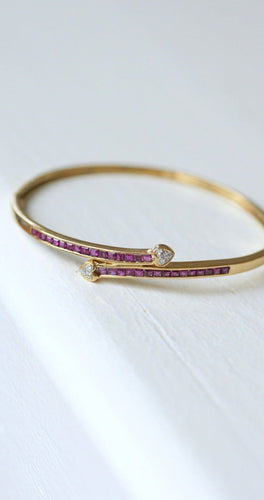 Bracelet Bracelet jonc cœur croisé en or jaune 18k, rubis et diamants 58 Facettes