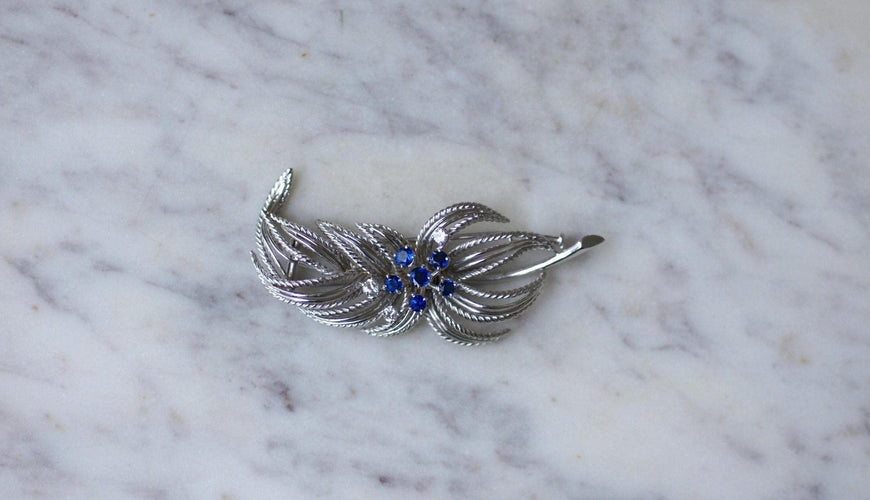 Boucles d'oreilles Boucheron - Broche clip feuillage en or blanc, platine, saphirs et diamants 58 Facettes