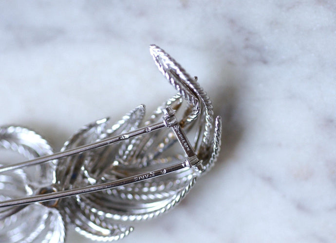 Boucles d'oreilles Boucheron - Broche clip feuillage en or blanc, platine, saphirs et diamants 58 Facettes