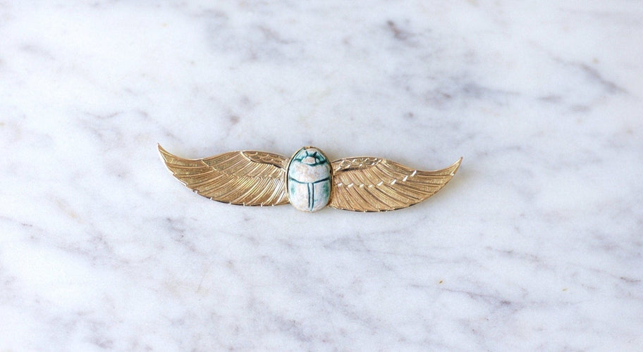 Broche Broche Égyptomanie scarabée amulette en or jaune 18 kt 58 Facettes
