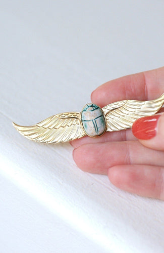 Broche Broche Égyptomanie scarabée amulette en or jaune 18 kt 58 Facettes