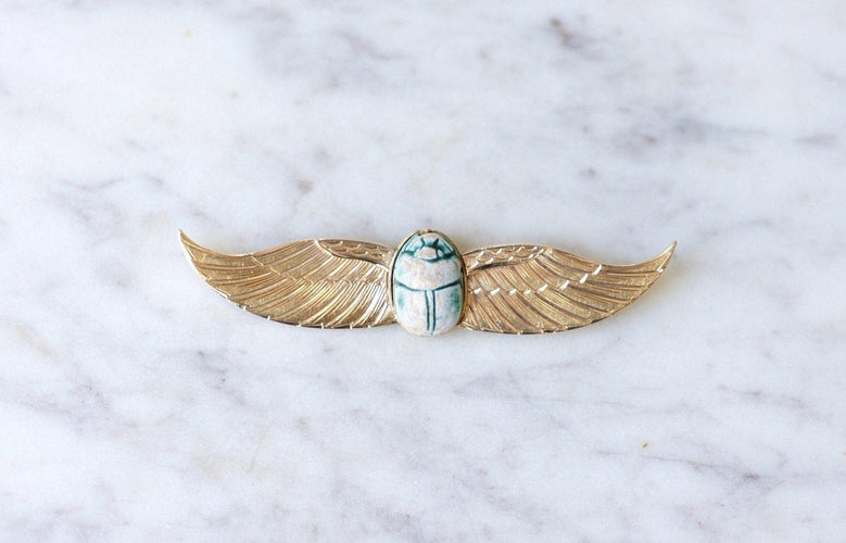 Broche Broche Égyptomanie scarabée amulette en or jaune 18 kt 58 Facettes