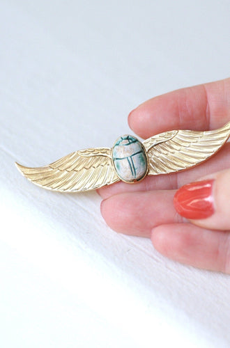 Broche Broche Égyptomanie scarabée amulette en or jaune 18 kt 58 Facettes