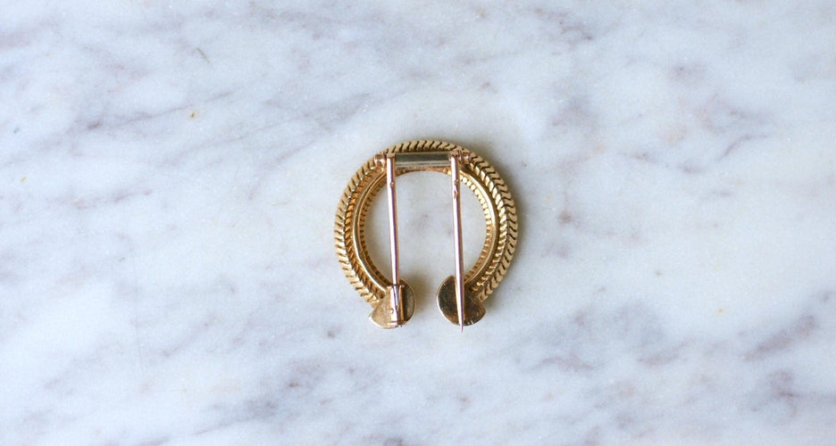 Boucles d'oreilles Mellerio dits Meller - Broche double clip fer à cheval en or jaune 18k 58 Facettes