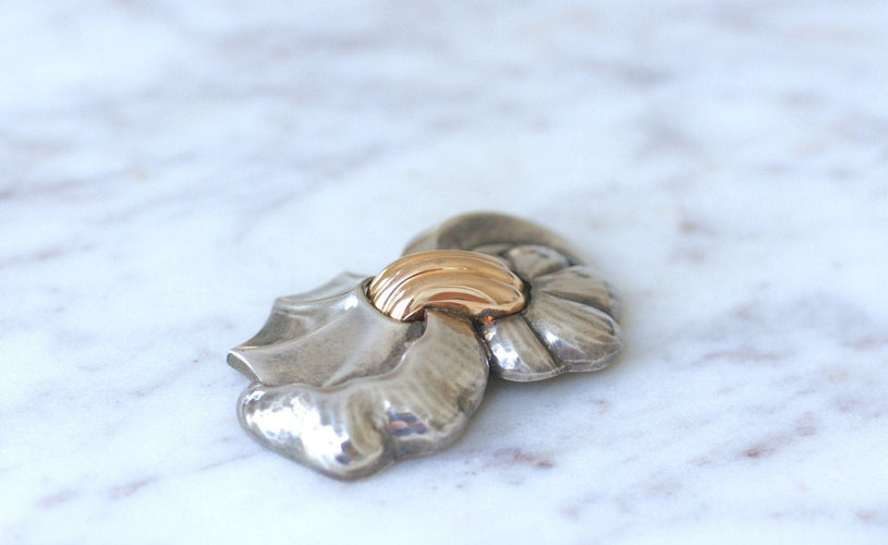 Boucles d'oreilles Broche double clip abstraite en or rose 18k et argent martelé 58 Facettes