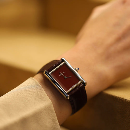 Montre Montre Cartier Must Tank – Réf. CRWSTTA0054 – Acier – Quartz – Cadran Bordeaux – Full Set 2021 58 Facettes FB11349