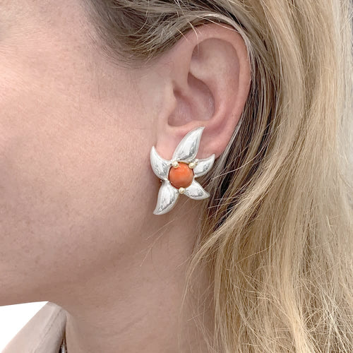 Boucles d'oreilles Tiffany & Co. - Parure clips d’oreilles et broche en or jaune, argent et corail 58 Facettes 33458