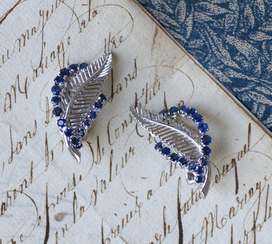 Boucles d'oreilles Boucles d’oreilles à clip plume en or blanc 18k et saphirs 58 Facettes