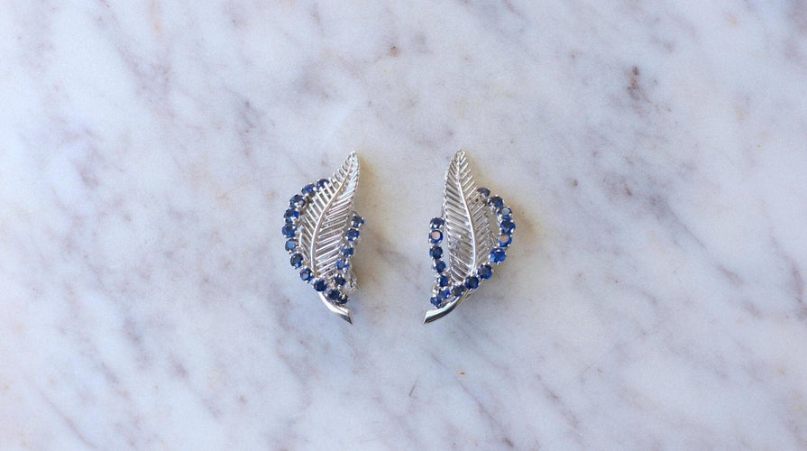 Boucles d'oreilles Boucles d’oreilles à clip plume en or blanc 18k et saphirs 58 Facettes