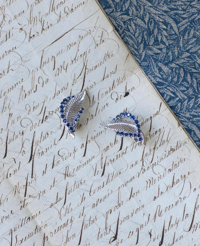 Boucles d'oreilles Boucles d’oreilles à clip plume en or blanc 18k et saphirs 58 Facettes