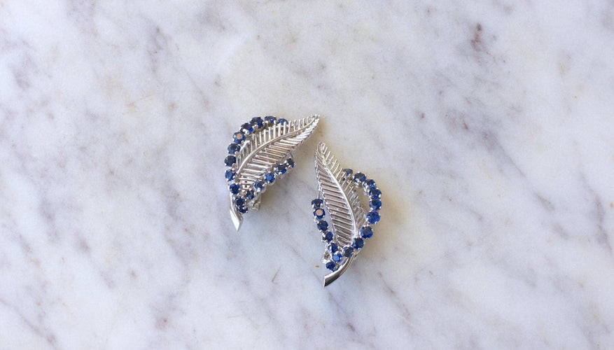 Boucles d'oreilles Boucles d’oreilles à clip plume en or blanc 18k et saphirs 58 Facettes