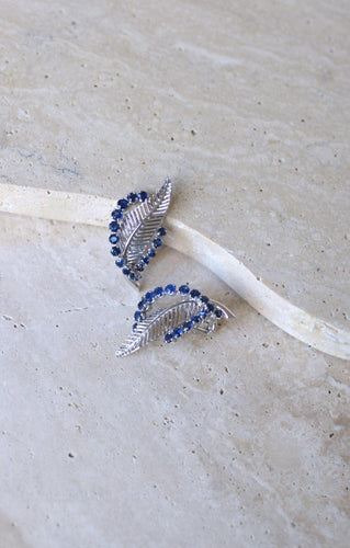 Boucles d'oreilles Boucles d’oreilles à clip plume en or blanc 18k et saphirs 58 Facettes