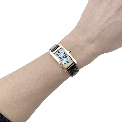 Montre Cartier Tank Américaine - Montre petit modèle en or jaune sur cuir 58 Facettes 35072