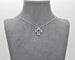 Collier Collier croix - Pendentif en or blanc 18 carats avec rubis et diamants 58 Facettes 10430