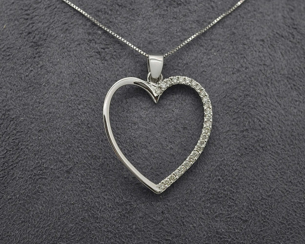 Collier Collier - Pendentif cœur en or blanc 18 ct et diamants 0,38 ct 58 Facettes 10433