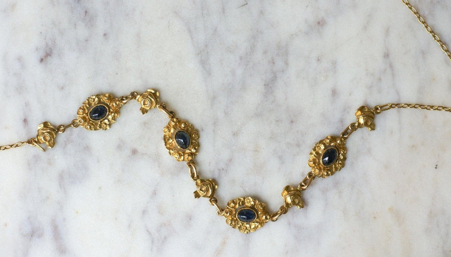 Collier Collier draperie en or jaune 18k et saphirs cabochons 58 Facettes