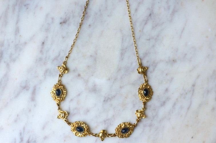 Collier Collier draperie en or jaune 18k et saphirs cabochons 58 Facettes
