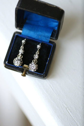 Boucles d'oreilles Boucles d’oreilles dormeuses Art Déco en or blanc 18k et diamants 58 Facettes