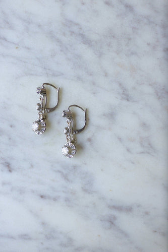 Boucles d'oreilles Boucles d’oreilles dormeuses Art Déco en or blanc 18k et diamants 58 Facettes