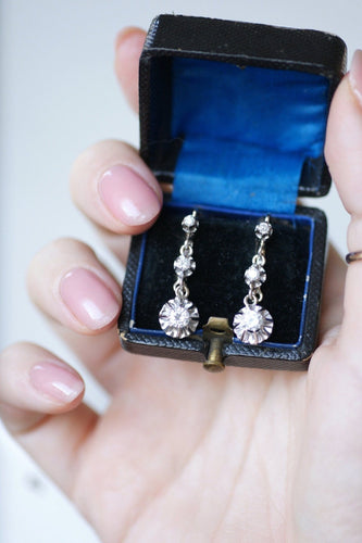 Boucles d'oreilles Boucles d’oreilles dormeuses Art Déco en or blanc 18k et diamants 58 Facettes