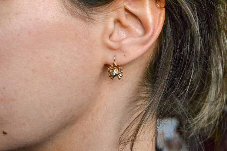 Boucles d'oreilles Dormeuses florales en or jaune 18 carats et diamants 58 Facettes 3817