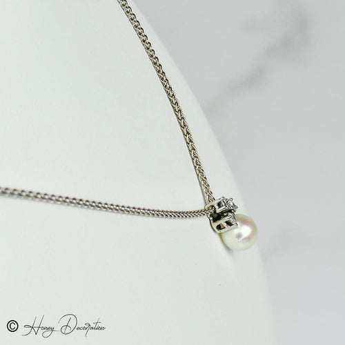 Collier Chaîne en or blanc 18 carats avec pendentif perle et diamants 58 Facettes 2251