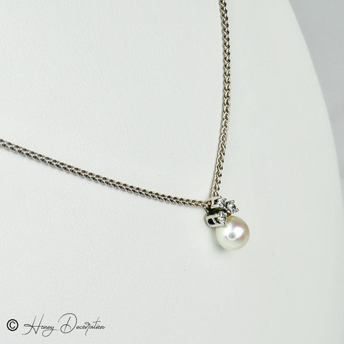 Collier Chaîne en or blanc 18 carats avec pendentif perle et diamants 58 Facettes 2251