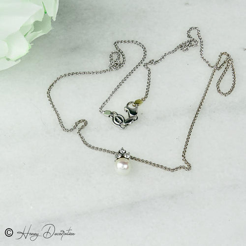 Collier Chaîne en or blanc 18 carats avec pendentif perle et diamants 58 Facettes 2251